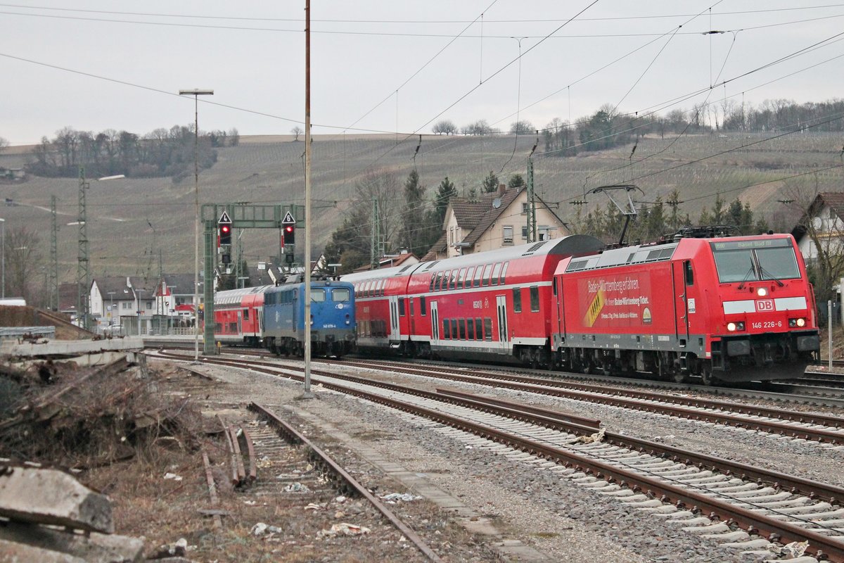 Ausfahrt am 20.02.2016 von der Freiburger 146 226-6  Baden Württemberg erfahren , an der EGP 140 678-4 vorbei, mit ihrer RB (Offenburg - Basel Bad Bf) aus dem Bahnhfo von Efringen-Kirchen in Richtung Schweiz.