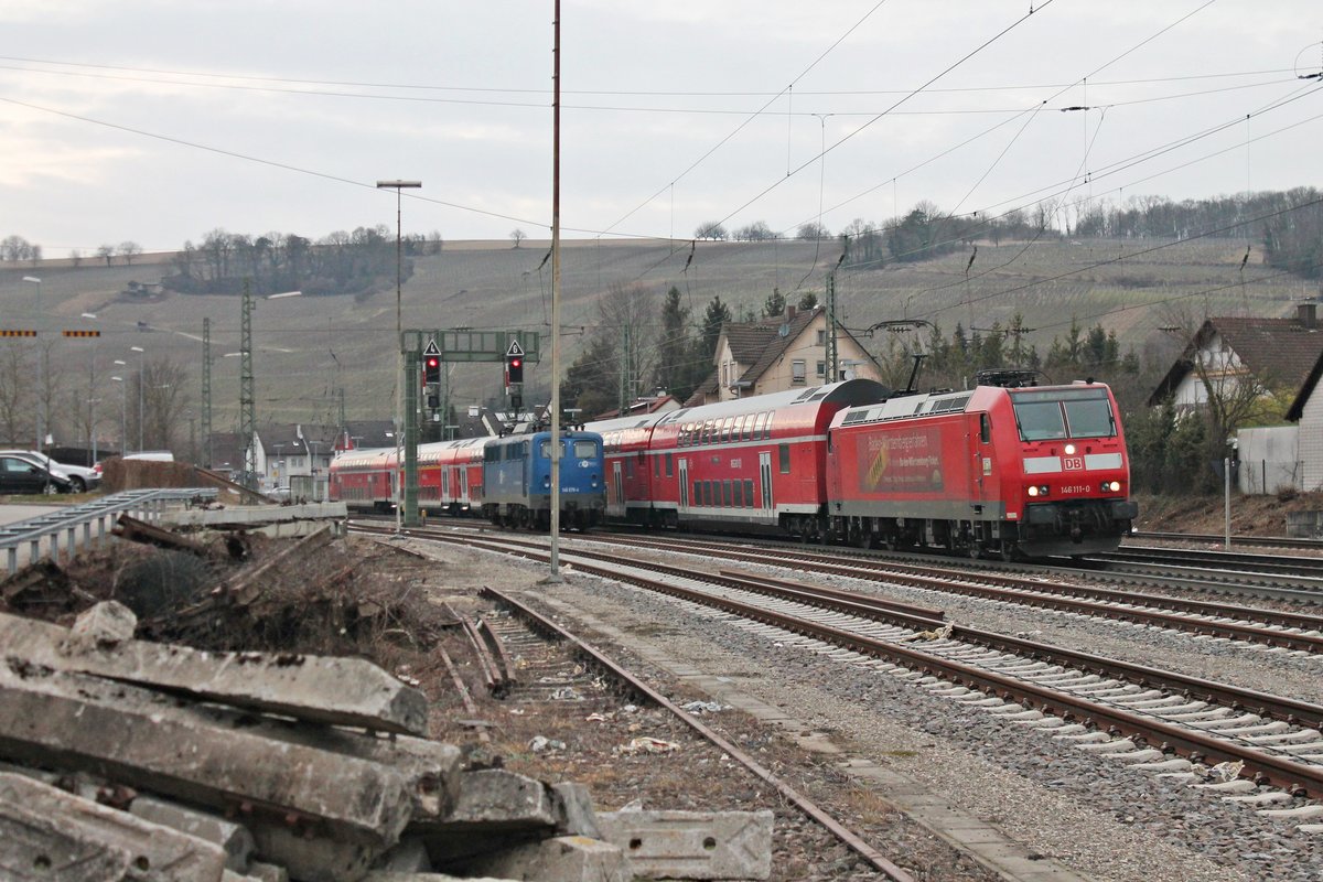 Ausfahrt am 20.02.2017 von 146 111-0  Baden Württemberg erfahren  mit ihrem RE (Offenburg - Basel SBB) aus dem Bahnhof von Efringen-Kirchen und fuhr dabei an der 140 678-4 von EGP vorbei.