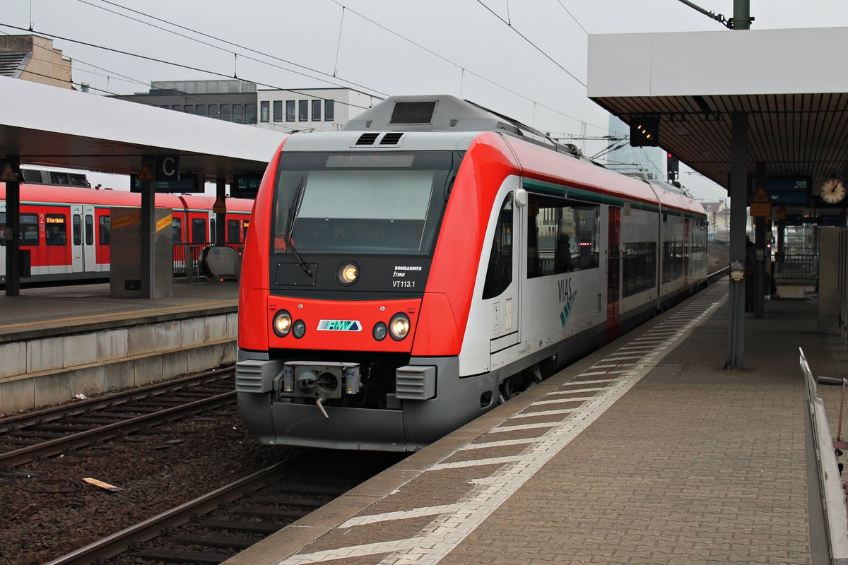 Ausfahrt am 21.03.2015 von VIAS VT 113.1 (615 113-7) aus dem Südbahnhof in Frankfurt (Main).