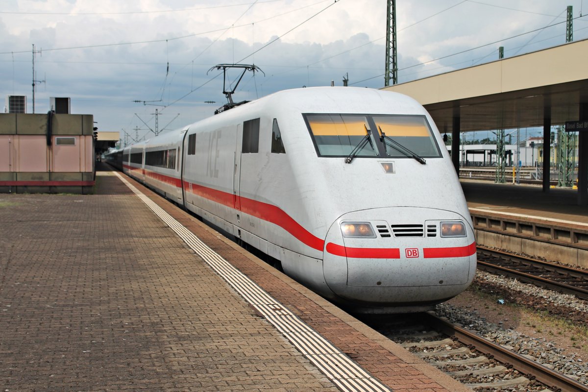 Ausfahrt am 22.07.2015 von 401 074-0  Zürich  mit Lichthupe aus Basel Bad Bf in Richtung Basel SBB. Gruß an den netten Tf zurück!