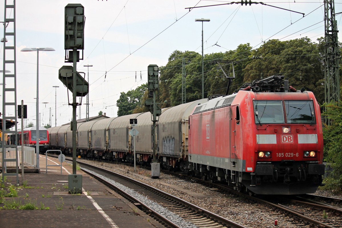 Ausfahrt am 23.07.2014 von 185 029-6 mit dem EZ 44281 (Mulhouse Ville (F) - Offenburg Gbf) in Müllheim (Baden).