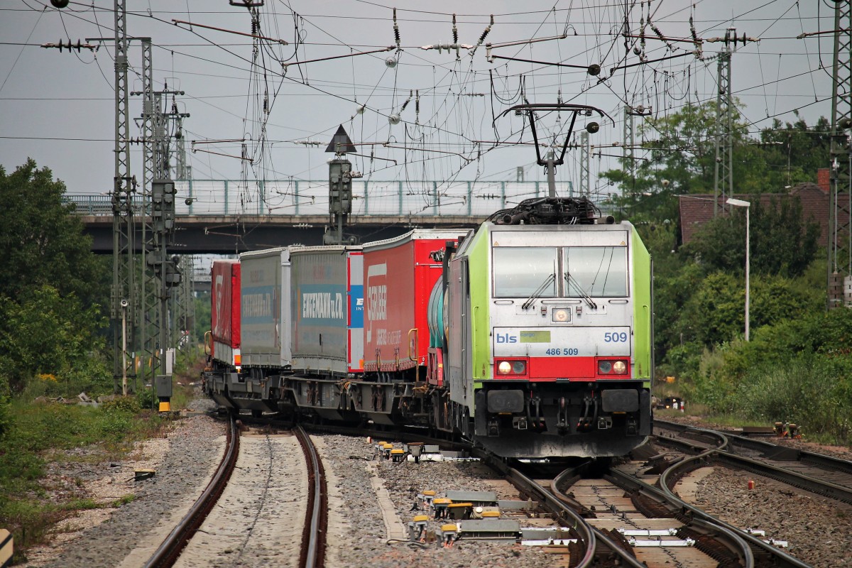 Ausfahrt am 23.07.2014 von BLS Cargo Re 486 509 mit einem Containerzug von Gleis 13 (Überholgleis) in Müllheim (Baden) gen Basel.