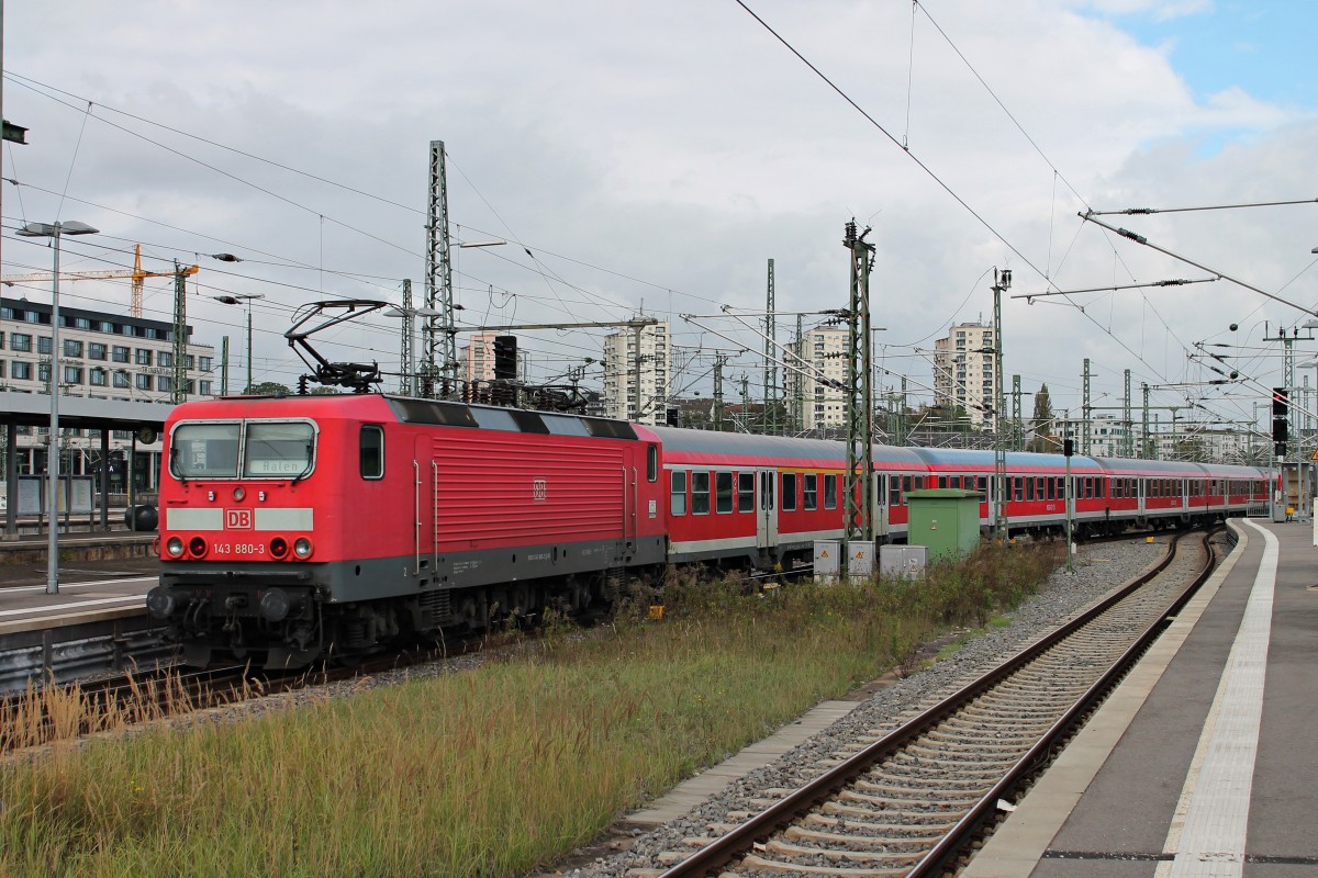 Ausfahrt am 23.10.2014 von der Stuttgarter 143 880-3 mit einem n-Wagen Zug als RB (Stuttgart Hbf - Aalen) aus dem Startbahnhof.