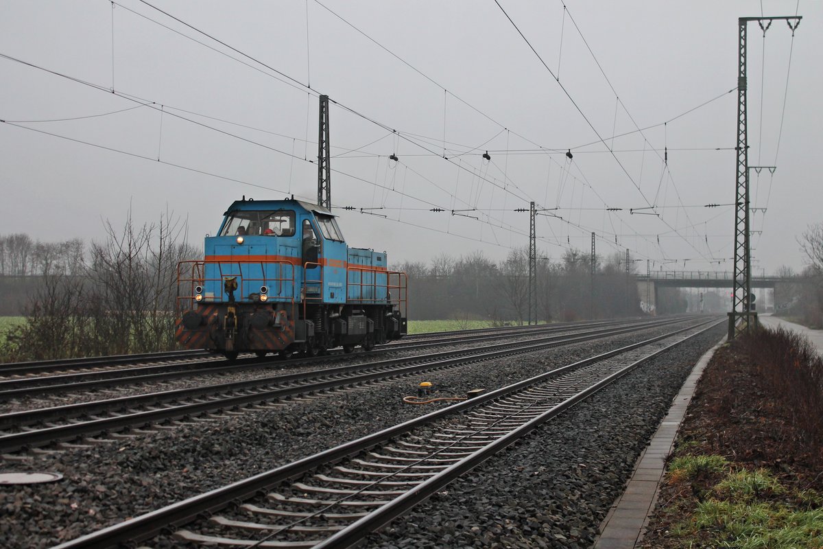 Ausfahrt am 23.12.2016 von SWEG V103 (575 003-5) als Lokzug (neuenburg (Baden) - Freiburg (Brsg) Rbf) aus dem Bahnhof von Müllheim (Baden). Zuvor brachte sie leere Holztransportwagen nach Neuenburg, die dort beladen werden.