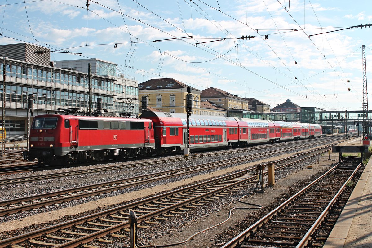 Ausfahrt am 24.08.2015 von 111 217-6 mit irhem RE (München Hbf - Nürnberg Hbf) aus Regensburg Hbf in Richtung Norden.