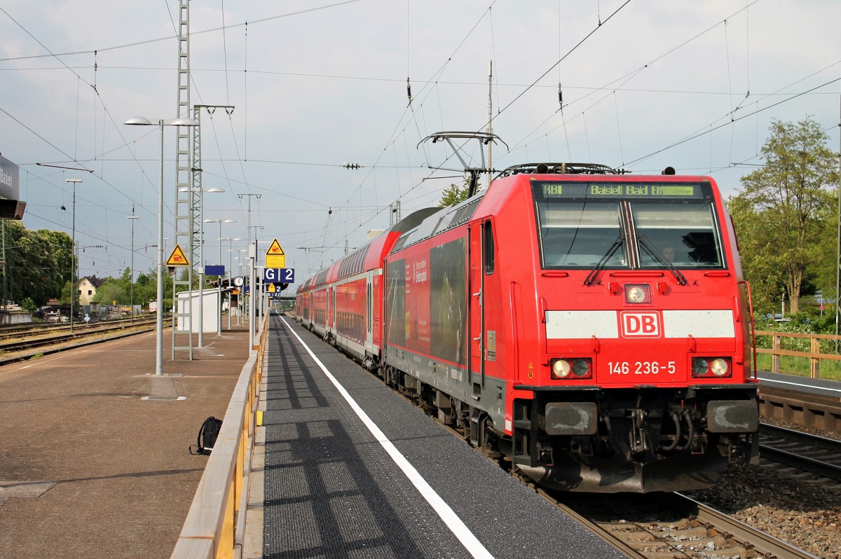 Ausfahrt am 25.04.2014 von 146 236-5  Schwarzwaldbahn Erlebnispfard  mit einer RB aus Offenburg nach Basel Bad Bf in Müllheim (Baden).