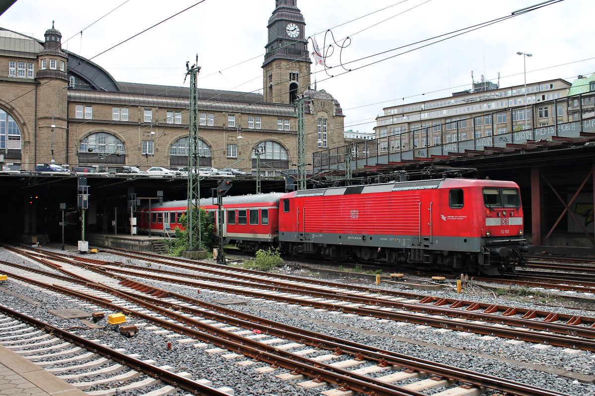 Ausfahrt am 25.05.2015 von der Kieler 112 150 mit einem  SH-Express  (Hamburg Hbf - Flensburg) aus dem Hamburger Hauptbahnhof.