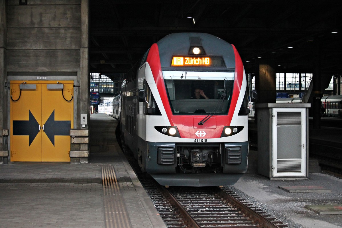 Ausfahrt am 25.10.2014 von RABe 511 016 als IR (Basel SBB - Zürich HB) aus dem Startbahnhof.