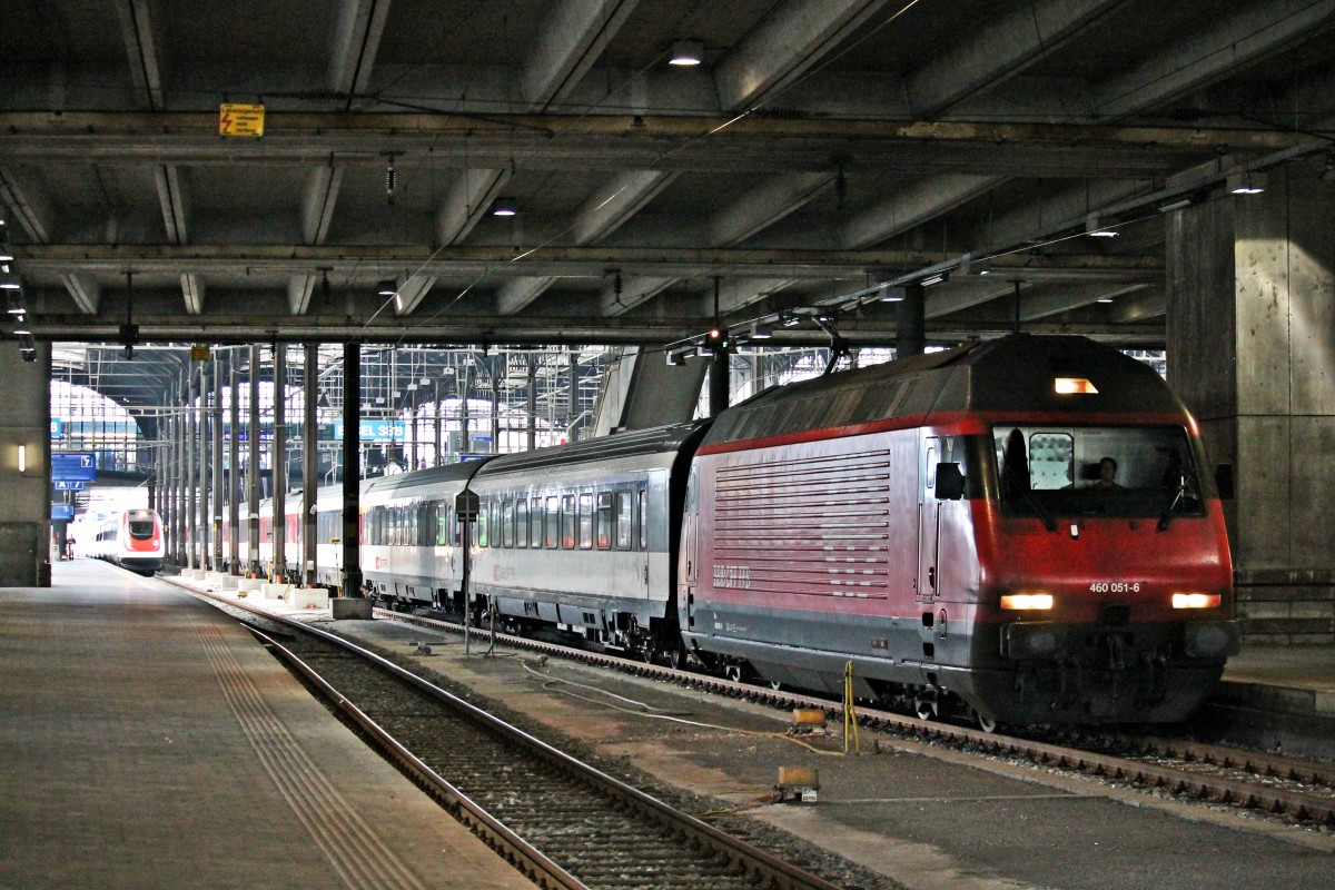 Ausfahrt am 25.10.2014 von Re 460 051-6  Staffelegg  mit einem InterCity aus Basel SBB.