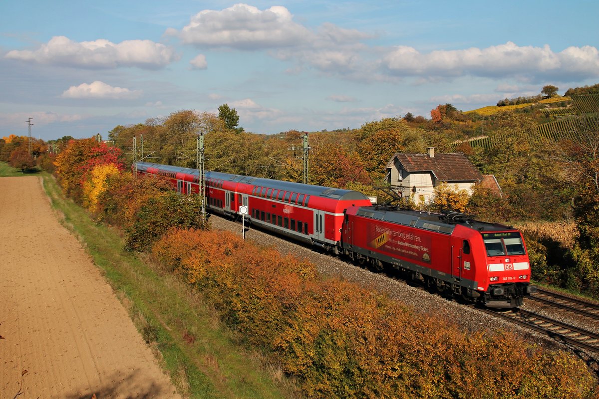 Ausfahrt am 25.10.2015 von 146 116-9  Baden Württemberg erfahren/Landkreis Lörrach  mit ihrem RE (Offenburg - Basel Bad Bf) aus dem Bahnhof von Müllheim (Baden) in Richtung Schweizer Grenze.