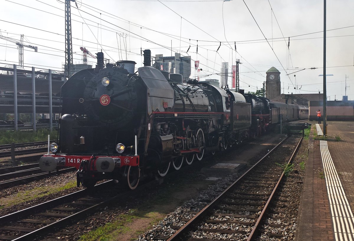 Ausfahrt am 26.06.2015 von ex. SNCF 141R 1244/30R 1244 zusammen mit 01 150 und dem DPE 31191 (Frankfurt (Main) Süd - Luzern) aus dem Badischen Bahnhof von Basel in Richtung Rangierbahnhof Muttenz.