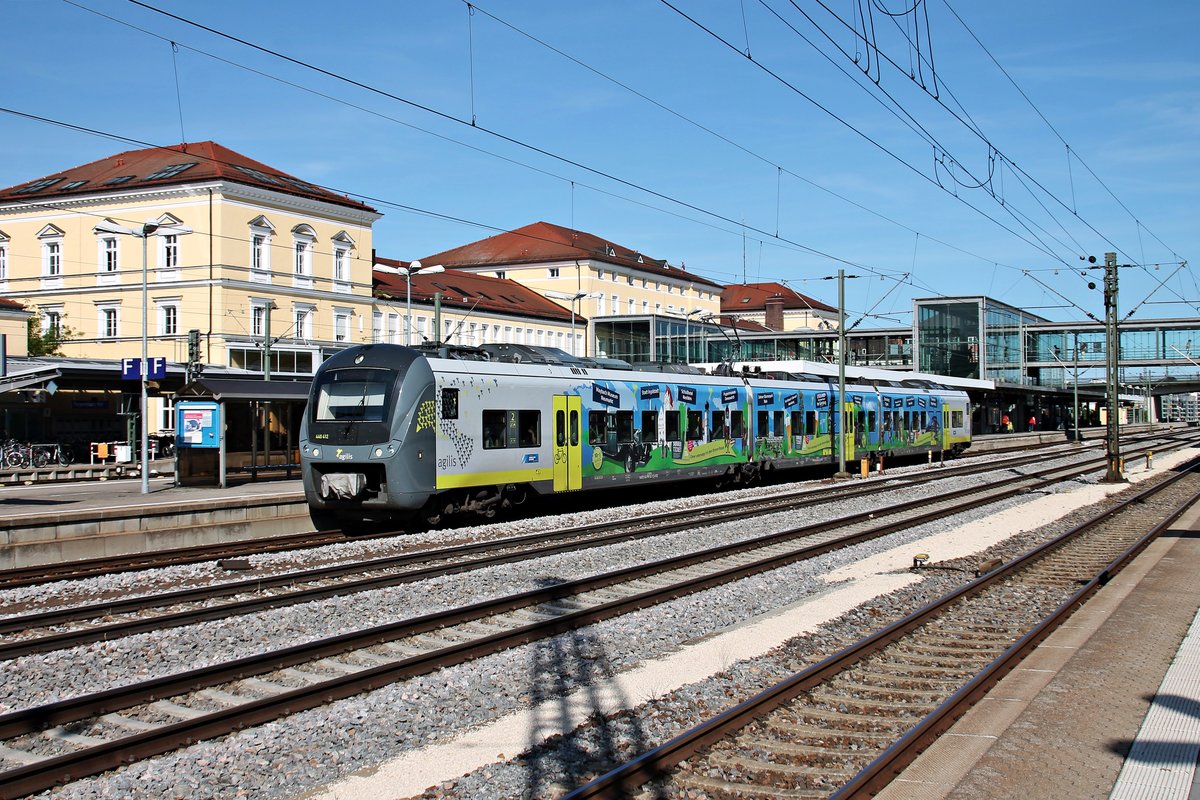 Ausfahrt am 26.08.2015 von agilis 440 412  Servus Ticket  von Gleis 5 vom Hauptbahnhpf von Regensburg gen Norden.