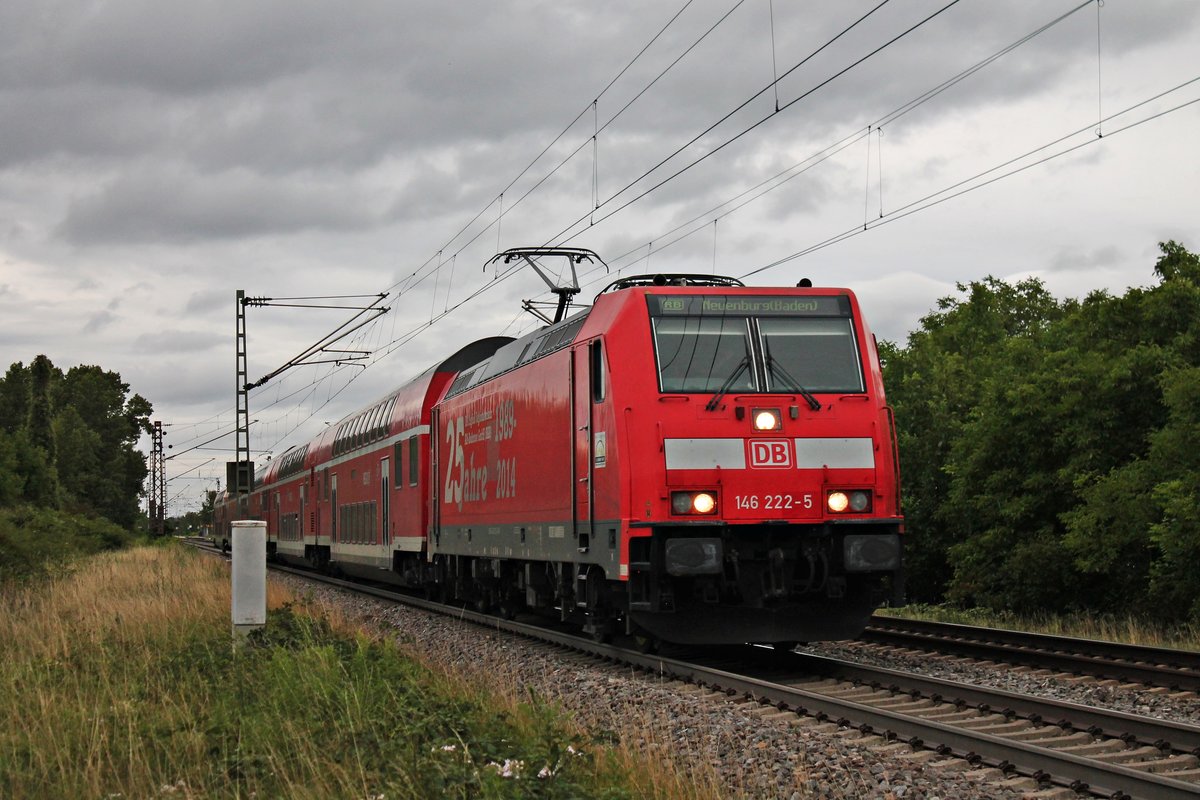 Ausfahrt am 27.07.2017 von der Freiburger 146 222-5  25 Jahre RAB  mit ihrer RB (Offenburg - Neuenburg (Baden)) aus dem Hp. Buggingen in Richtung Müllheim (Baden).