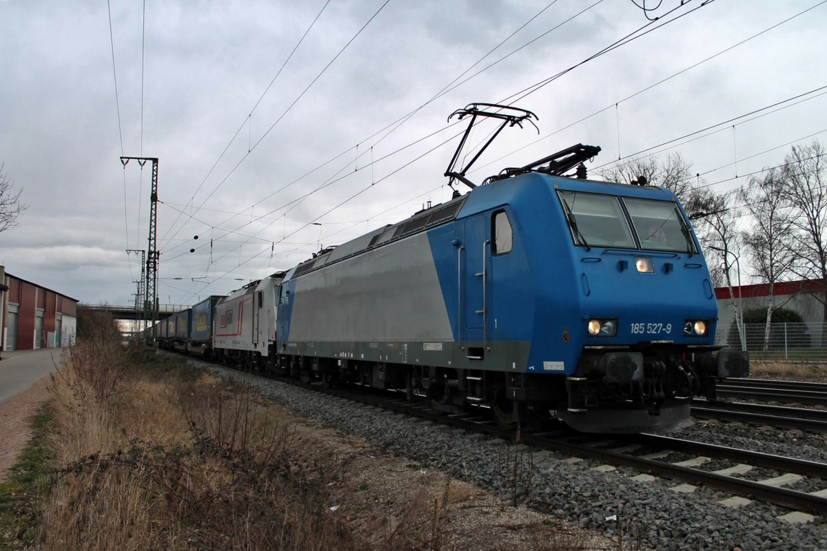 Ausfahrt am 28.02.2014 von der Alpha Trains/Crossrail 185 527-9 zusammen mit der CBRail/Crossrail 186 905XR und einem LKW Walter KLV von Gleis 13 auf die Hauptstrecke nach Basel in Mülheim (Baden).
