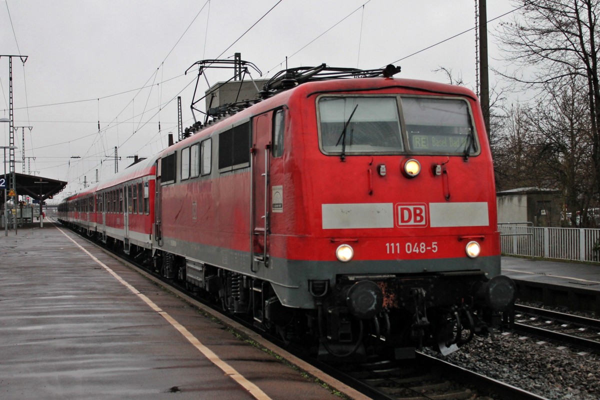 Ausfahrt am 28.02.2014 von der Freiburger 111 048-5 und der RB 26571 (Offenburg - Basel Bad Bf) in Müllheim (Baden) gen Auggen.