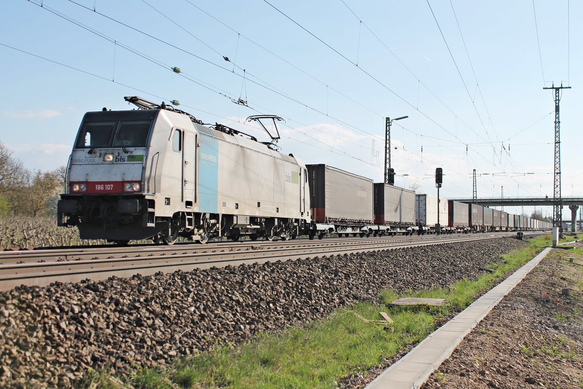 Ausfahrt am 28.03.2017 von Rpool/BLSC 186 107 mit ihrem langen Containerzug aus dem Überholgleis von Müllheim (Baden) in Richtung Norden.