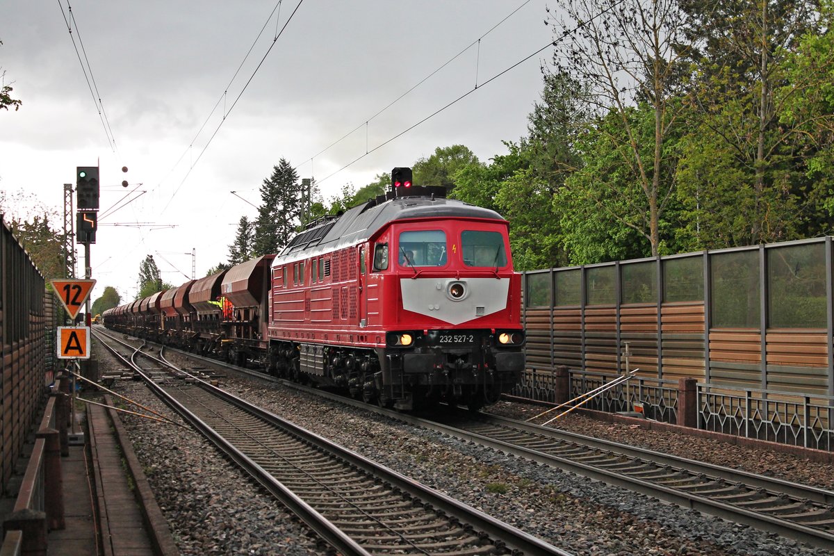 Ausfahrt am 28.04.2019 von der 232 527-2 der WFL mit ihrem Schotterzug aus dem Baugleis in den Bahnhof von Bad Krozingen rein. Da die Baumaßnahmen abgebrochen wurden, fuhr die Ludmilla später mit dem Schotterzug und einer Stopfmaschine nach Müllheim (Baden).