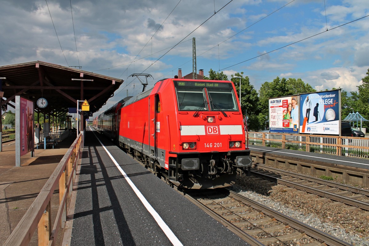 Ausfahrt am 28.05.2014 von der Stuttgarter Leihlok 146 201, die derzeit für das BW Freiburg fährt, mit der RB 81309 (Offenburg - Basel Bad Bf) aus Müllheim (Baden). Die RB 81309 ist einer der wenigen Regionalbahnen, die derzeit bis nach Basel fährt. Durch die Streckensperrung zwischen Schliengen und Eimeldingen, fahren Zurzeit nur wenige Nahverkehr Züge durch den Katzenbergtunnel nach Basel. Zur Lok, die 146 201 wurde aus Stuttgart nach Freiburg ausgeliehen, damit man genug 146er mit NBÜ hat, damit man den Verkehr durch den Katzenbergtunnel betreiben kann.