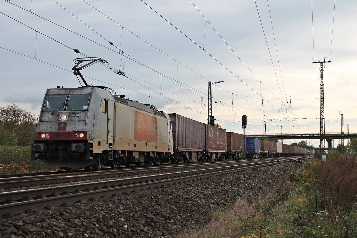 Ausfahrt am 28.10.2017 von Maquarie/XRAIL 186-150 mit einem  P&O -Containerzug nach Belgien aus dem Überholgleis von Müllheim (Baden) in Richtung Buggingen.