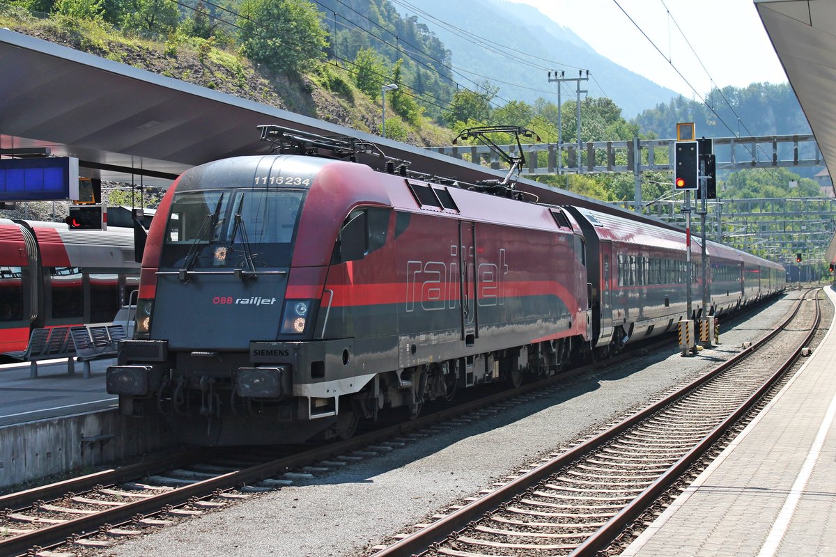 Ausfahrt am 30.06.2018 von 1116 234 mit ihrer RailJet-Garnitur als Leerzug aus dem Bahnhofo von Feldkirch in Richtung Vorfeld. Zufahrt kam sie als RJ 560 (Wien Hbf - Feldkirch) an.