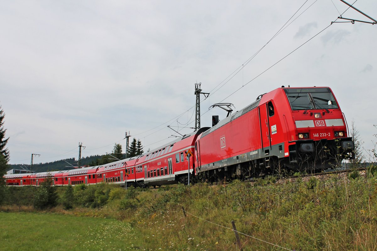Ausfahrt am 30.07.2017 von 146 233-2  Donaueschingen  mit ihrer RB (Freiburg (Brsg) Hbf - Seebrugg) aus dem Bahnhof von Titisee in Richtung Feldberg Bärental.