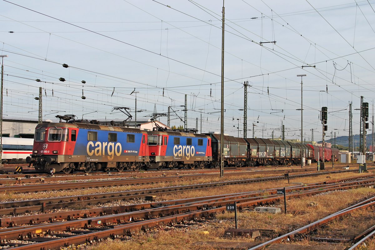 Ausfahrt am Abend des 04.10.2017 von Re 421 393-0 zusammen mit Re 421 381-5 und dem DGS 48620 ( Sierre  - Muttenz - Göttingen Gbf) aus dem Badischen Bahnhof von Basel in Richtung Deutschland. (Fotostandpunkt von öffentlich zugänglichen Parkplatz)