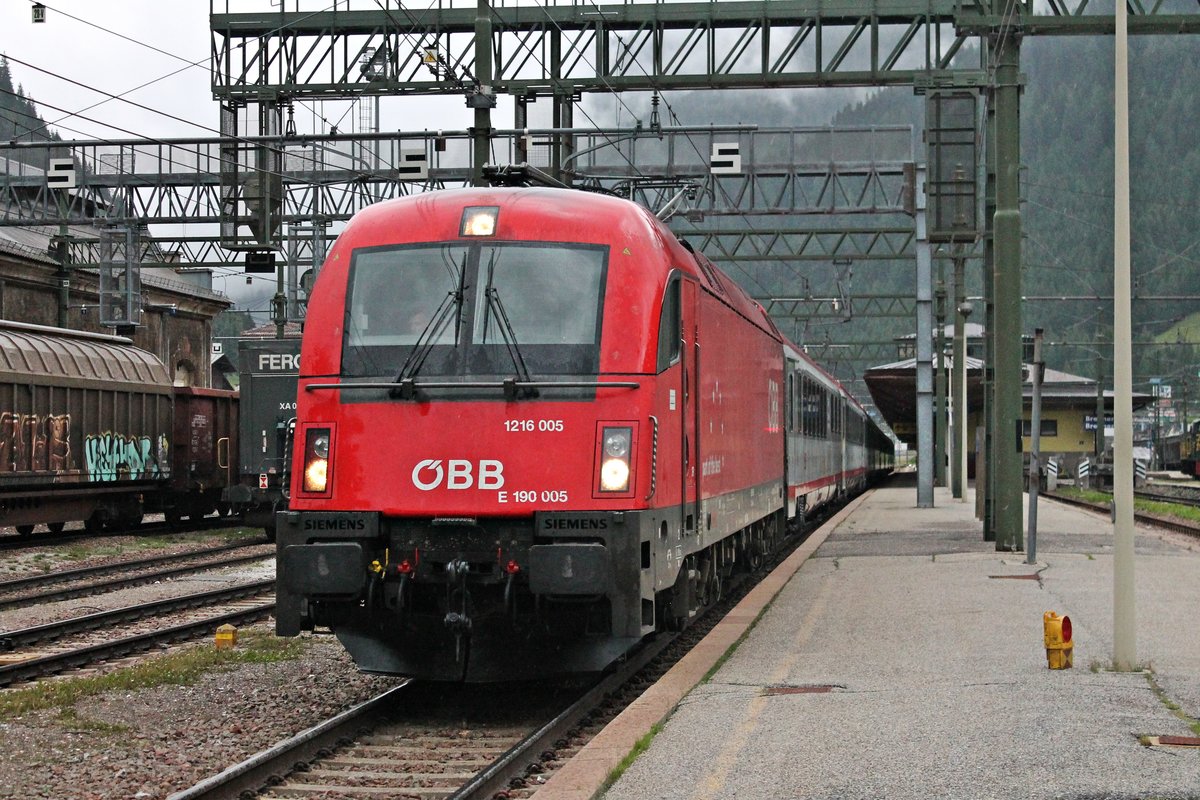 Ausfahrt am Abend des 05.07.2018 von 1216 005 (E 190 005) mit dem EC 83 (München Hbf - Verona P. N.) aus dem Grenzbahnhof Brennero in Richtung südlicher Brennerbahn gen Bolzano.