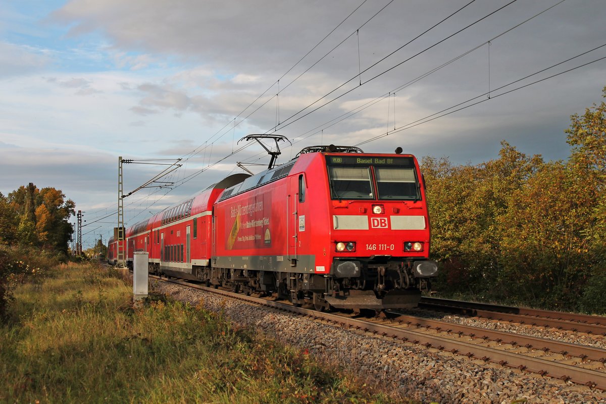 Ausfahrt am Abend des 05.10.2017 von 146 111-0  Baden Württemberg erfahren  mit ihrer RB (Offenburg - Basel Bad Bf) aus dem Hp. Buggingen in Richtung Müllheim (Baden).