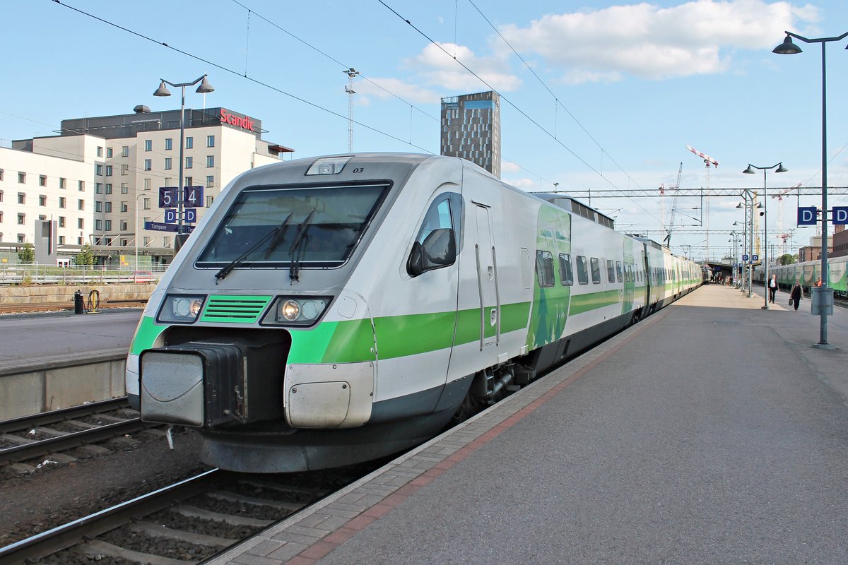 Ausfahrt am Abend des 10.07.2019 von Sm3 7603 (7 000 003-4) als S 49 (Helsinki - Vasa) von Gleis 3 aus dem Bahnhof von Tampere in Richtung Norden. Bis nach Tampere fuhr er mit dem Sm3 7610 (7 000 010-9), welcher als S 89 (Heslinki - Jyväskylä) verkehrte, zusammen.