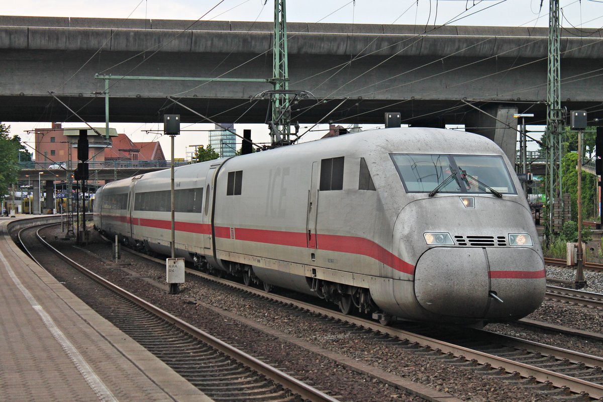 Ausfahrt am Abend des 18.07.2019 von 402 040-0  Bochum  zusammen mit 402 041-8  Bad Hersfeld  aus dem Bahnhof von Hamburg Harburg in Richtung Maschen.