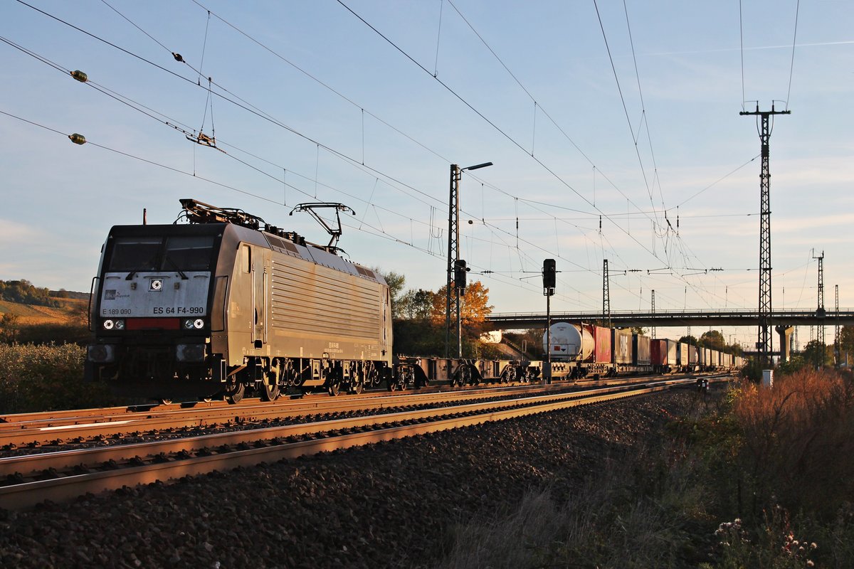 Ausfahrt am Abend des 26.10.2017 von MRCE/SBBCI ES 64 F4-990 (189 090-4) mit einem Containerzug aus Italien vom Überholgleis in Müllheim (Baden) in Richtung Freiburg (Breisgau). 