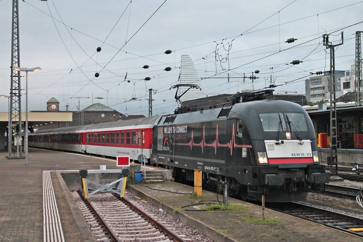 Ausfahrt am frühen Morgen des 21.05.2019 von MRCE/TXL ES 64 U2-070 (182 570-2)  TX Logistik - We Love to Connect  mit ihrem Pilgersonderzug aus Lourdes aus dem Badischen Bahnhof von Basel in Richtung Deutschland.