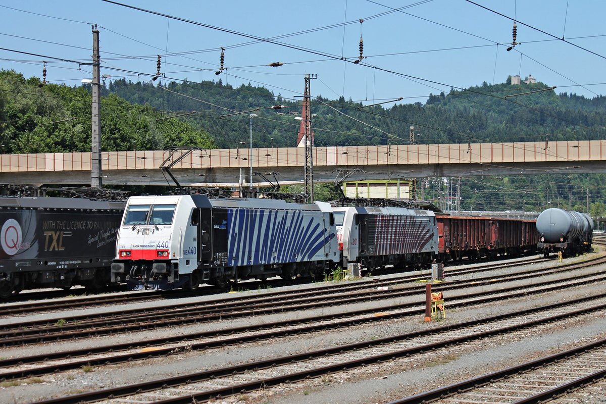 Ausfahrt am Mittag des 02.07.2018 von 186 440 mit 189 901, der 185 662-4 am Zugschluss und dem Schrottzug (München Nord Rbf - Brescia Scalo) aus dem Bahnhof von Kufstein in Richtung Wörgl.