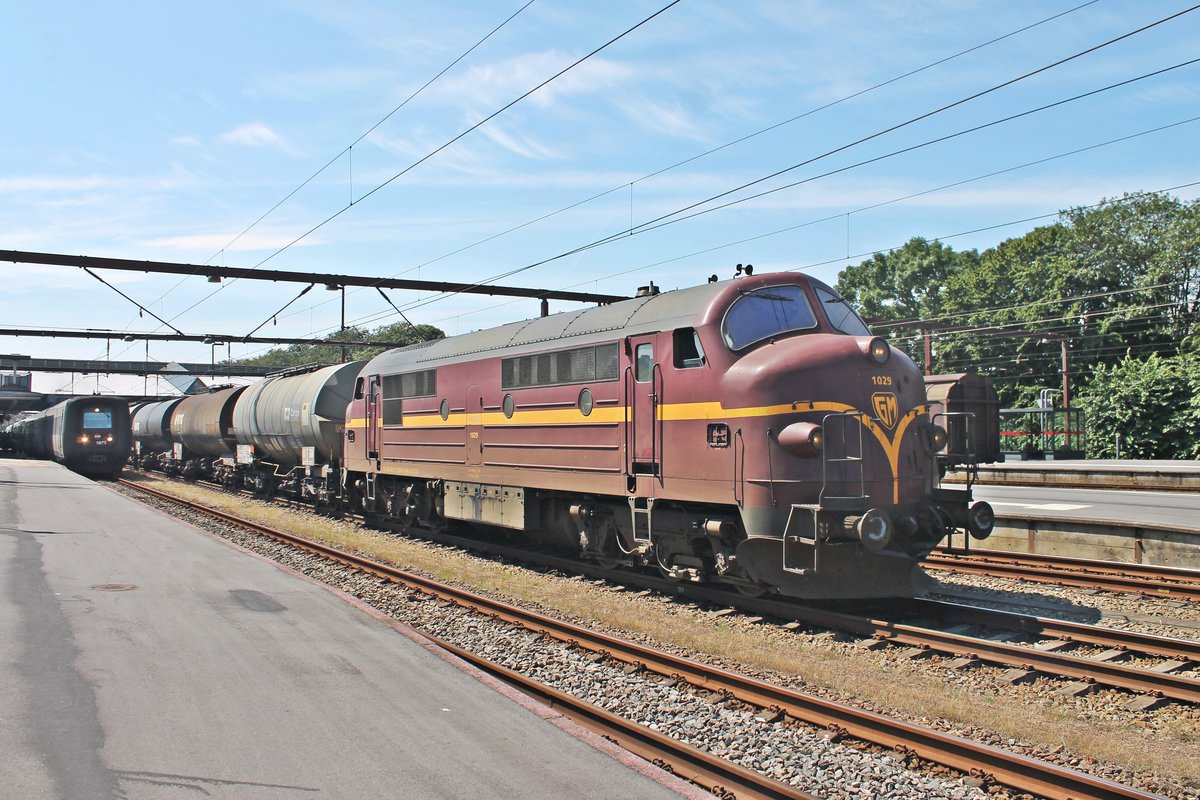 Ausfahrt am Mittag des 18.07.2019 von CFL Cargo Mx 1029 (92 88 0021 029-0 DK-CFLCD) mit ihrem Kesselzug aus dem Personenbahnhof von Fredericia in Richtung Norden.