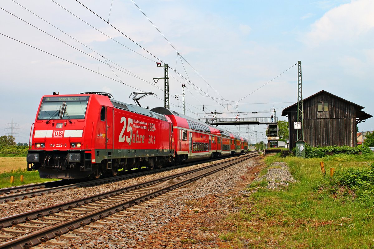 Ausfahrt am Mittag des 25.05.2019 von der Freiburger 146 222-5  25 Jahre RAB  mit ihrem RE (Offenburg - Basel Bad Bf) aus dem Hp. Auggen im Markgräflerland in Richtung Schliengen.