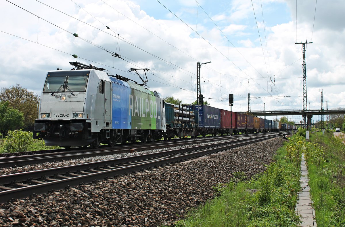 Ausfahrt am Mittag des 28.04.2019 von Rpool/LINEAS 186 295-2  RAILPOOL  mit ihrem Containerzug aus Italien vom Überholgleis im Bahnhof von Müllheim (Baden) in Richtung Freiburg (Breisgau).