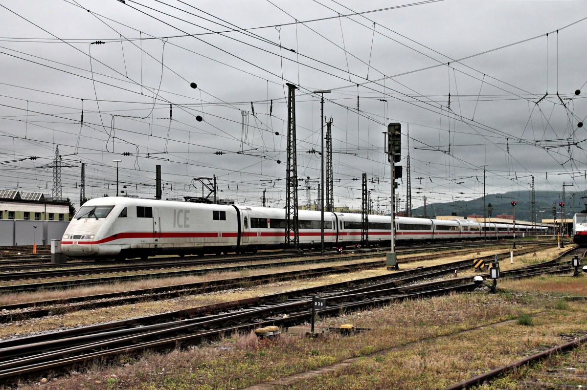 Ausfahrt am Morgen des 02.05.2014 von 401 586-3 als ICE 372 (Interlaken Ost - Berlin Hbf (tief)) aus dem Badischen Bahnhof von Basel in Richtung Freiburg.
