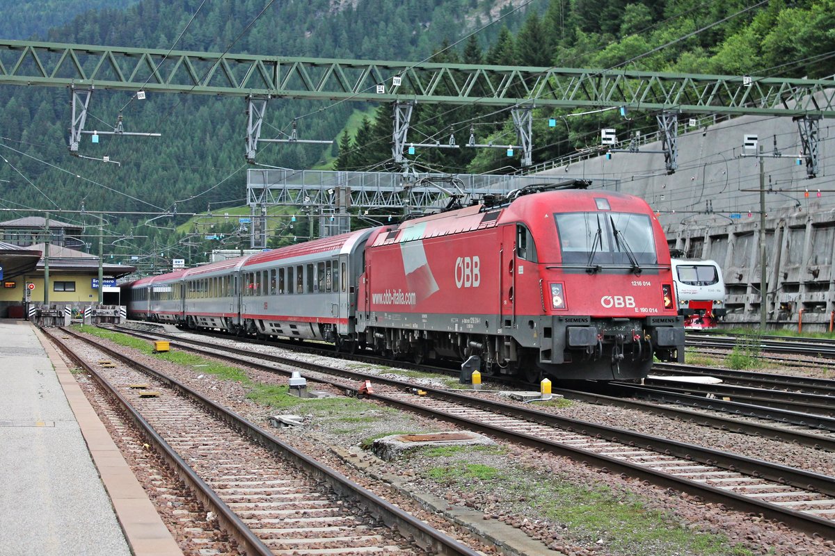 Ausfahrt am Morgen des 05.07.2018 von 1216 014 (E 190 014) mit dem EC 81 (Innsbruck Hbf - Bologna C.) aus dem Bahnhof von Brennero in Richtung Bozen.