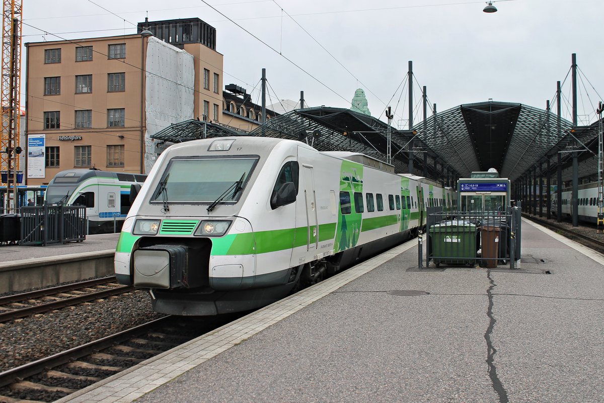 Ausfahrt am Morgen des 08.07.2019 von Sm3 7617 (7 000 017-4) von Gleis 7 aus dem Hauptbahnhof von Helsinki in Richtung Helsinki Pasila.