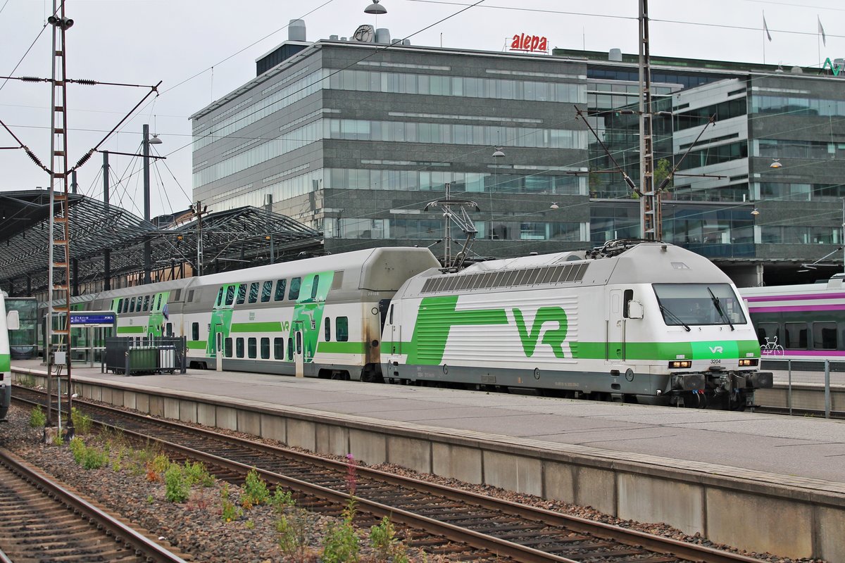 Ausfahrt am Morgen des 08.07.2019 von Sr2 3204 mit ihrem InterCity von Gleis 10 aus dem Hauptbahnhof von Helsinki in Richtung Pasila.