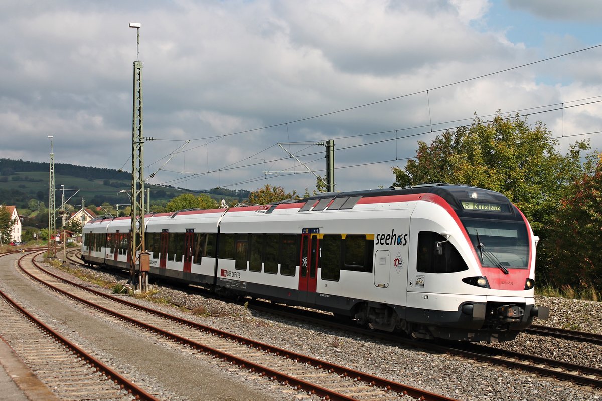 Ausfahrt am Morgen des 20.09.2017 von RABe 521 203 als R (Engen - Konstanz) aus dem Bahnhof von Welschingen-Neuhausen in Richtung Singen (Hohentwiel).