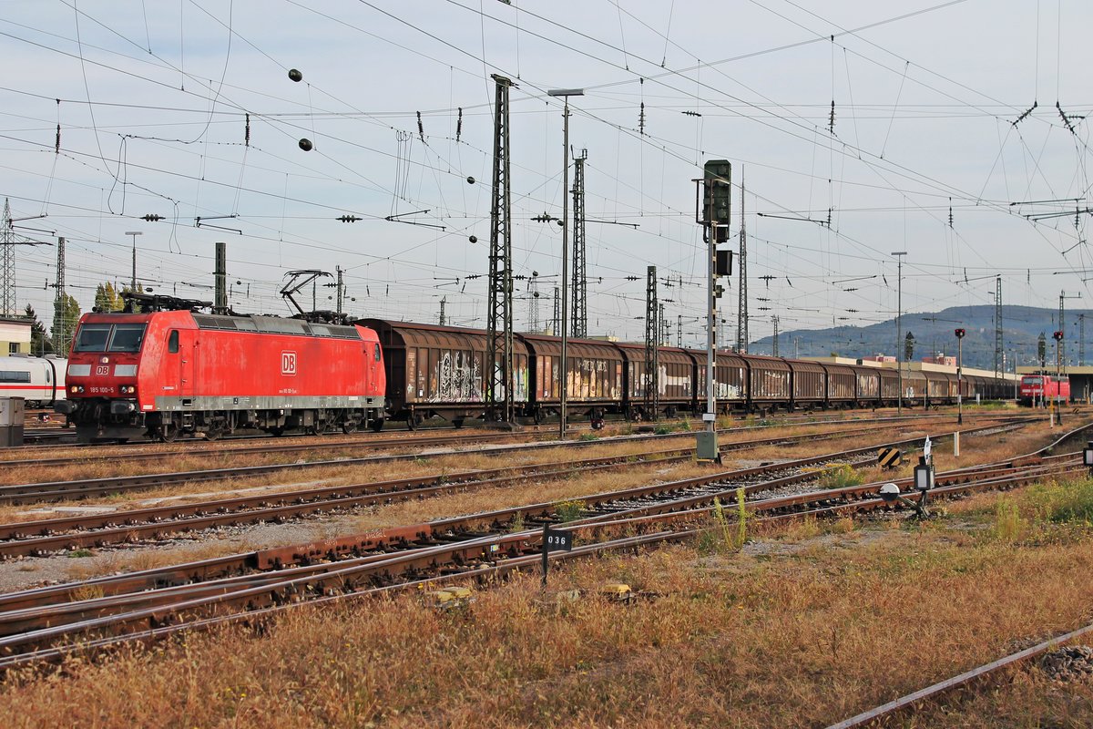 Ausfahrt am Nachmittag des 04.10.2017 von 185 100-5 mit einem vollen  Redbull -Zug (Bludenz (AT) - Bremerhaven) aus Basel Bad Bf in Richtung Deutschland. (Fotostandpunkt von öffentlich zugänglichen Parkplatz)