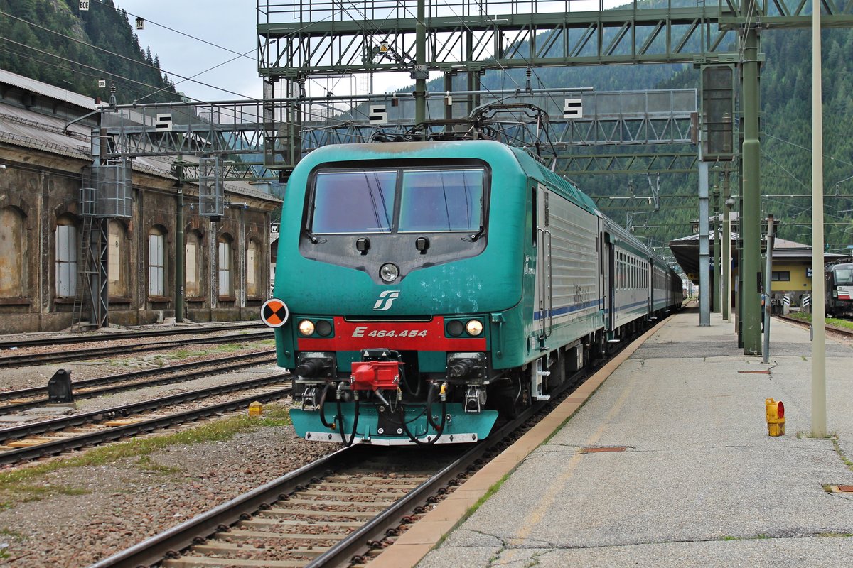 Ausfahrt am Nachmittag des 05.07.2018 von E 464.454 und einem Regionalzug (Brennero - Bolzano) von Gleis 4 aus dem Startbahnhof in Richtung Süden.