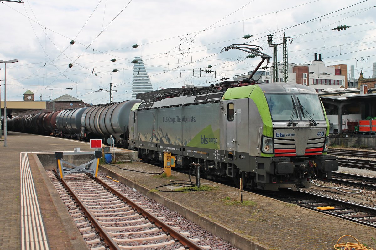 Ausfahrt am Nachmittag des 06.05.2019 von Re 475 410 mit dem leeren Kesselzug (Glattbrugg - Rotterdam Pernis) von Gleis 2 aus dem Badischen Bahnhof von Basel in Richtung Weil am Rhein.