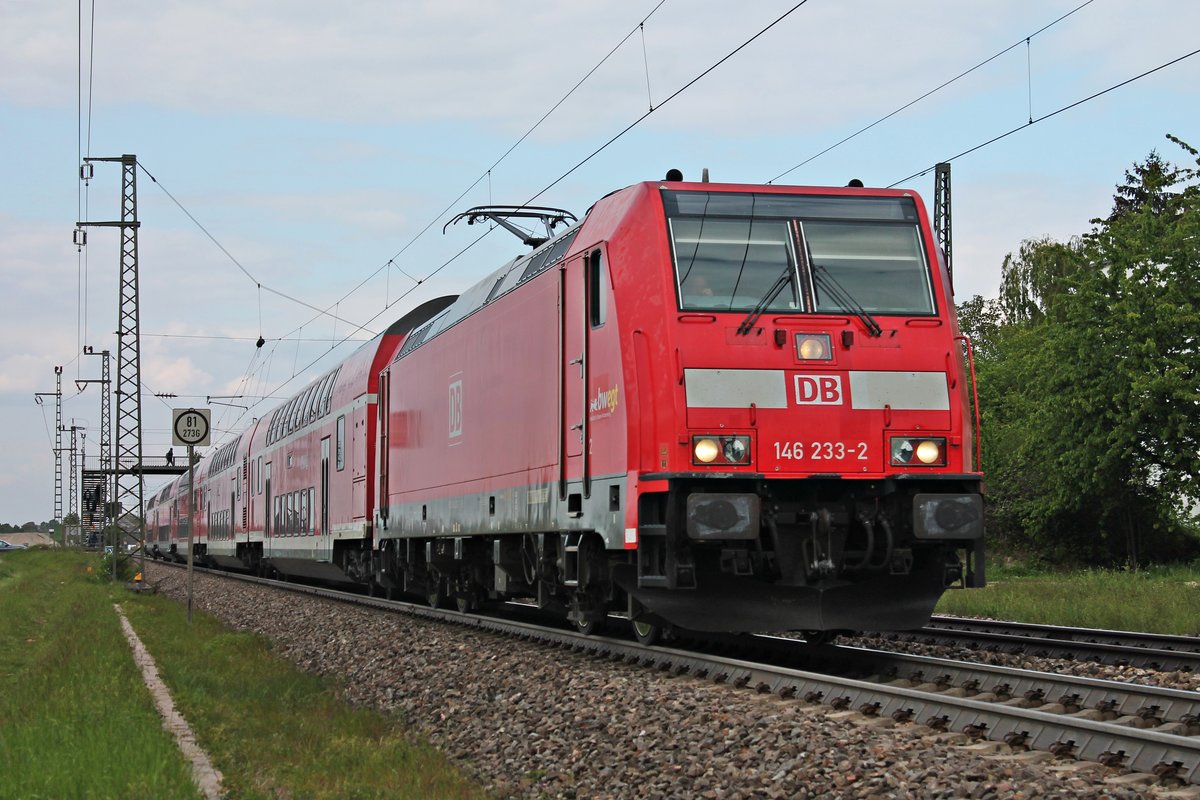 Ausfahrt am Nachmittag des 06.05.2019 von 146 233-2  Donaueschingen  mit ihrem RE (Offenburg - Basel Bad Bf) aus dem Haltepunkt von Auggen in Richtung Schliengen, wo sie im dortigen Bahnhof ihren nächsten Zwischenhalt einlegen wird.