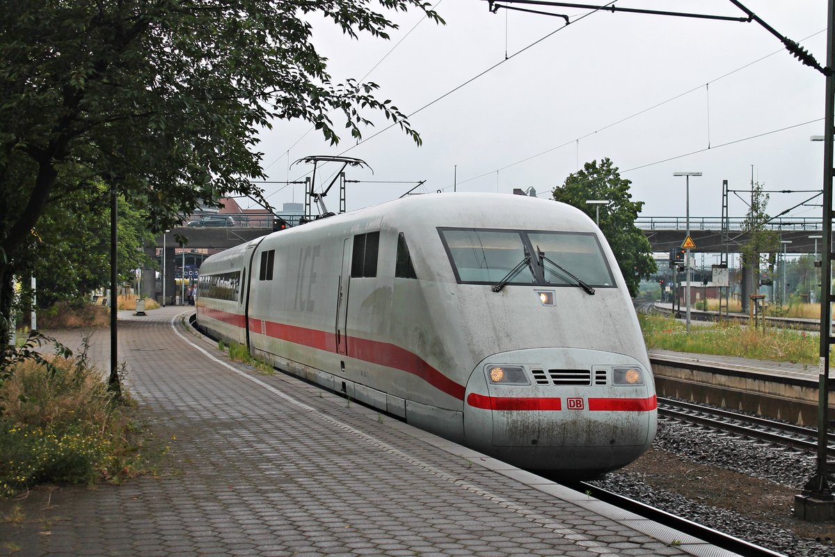 Ausfahrt am Nachmittag des 06.07.2019 bei Regen von 401 508-7  Lichtenfels  von Gleis 5 aus dem Bahnhof von Hamburg Harburg in Richtung Maschen.