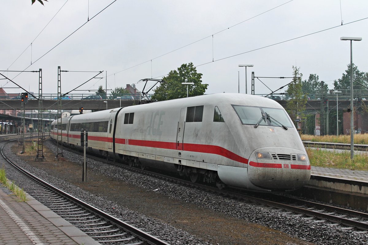 Ausfahrt am Nachmittag des 06.07.2019 von 401 511-1 bei Regen von Gleis 4 aus dem Bahnhof von Hamburg Harburg in Richtung Süden.