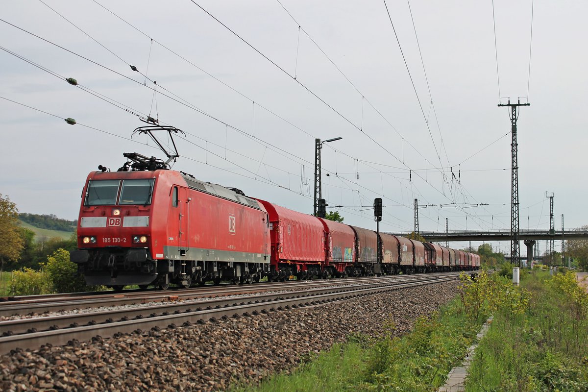 Ausfahrt am Nachmittag des 07.05.2019 von 185 130-2 mit ihrem gemischten Güterzug (Chiasso Smistamento - Mannheim Rbf) aus dem Überholgleis vom Bahnhof von Müllheim (Baden) nach einer Überholung von ICE´s in Richtung Freiburg (Breisgau).