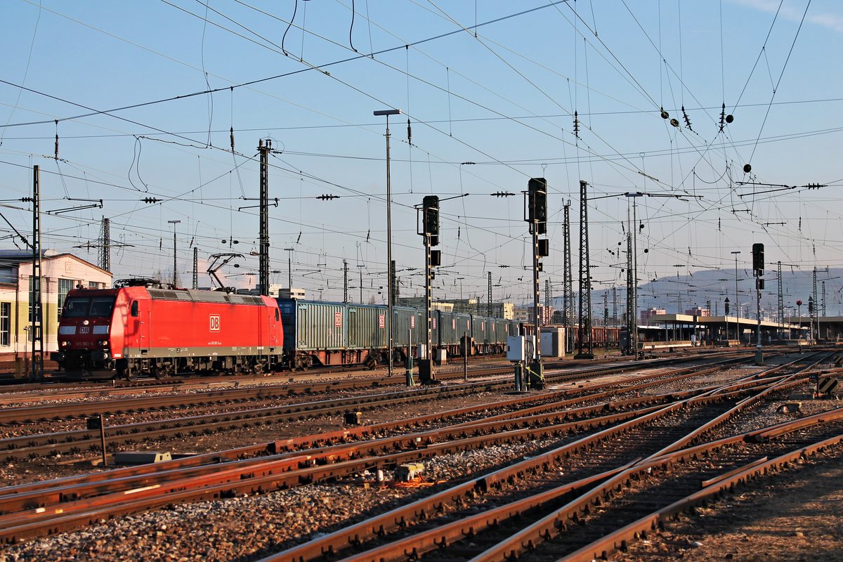 Ausfahrt am Nachmittag des 14.03.2018 von 185 063-5 mit einem leeren Tonerdezug (Domodossola - Limburg (Lahn)) von Gleis 4 aus dem Badischen Bahnhof von Basel in Richtung Deutschland.
