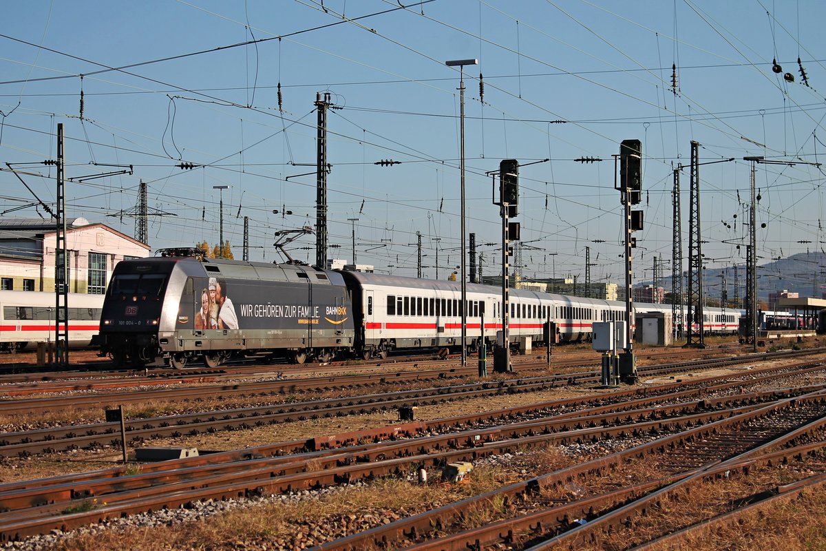 Ausfahrt am Nachmittag des 18.10.2017 von 101 004-0  BahnBKK  mit dem EC 206 (Zürich HB - Frankfurt (Main) Hbf) aus dem Badischen Bahnhof von Basel in Richtung Deutschland. (Fotostandpunkt von öffentlich zugänglichen Parkplatz)